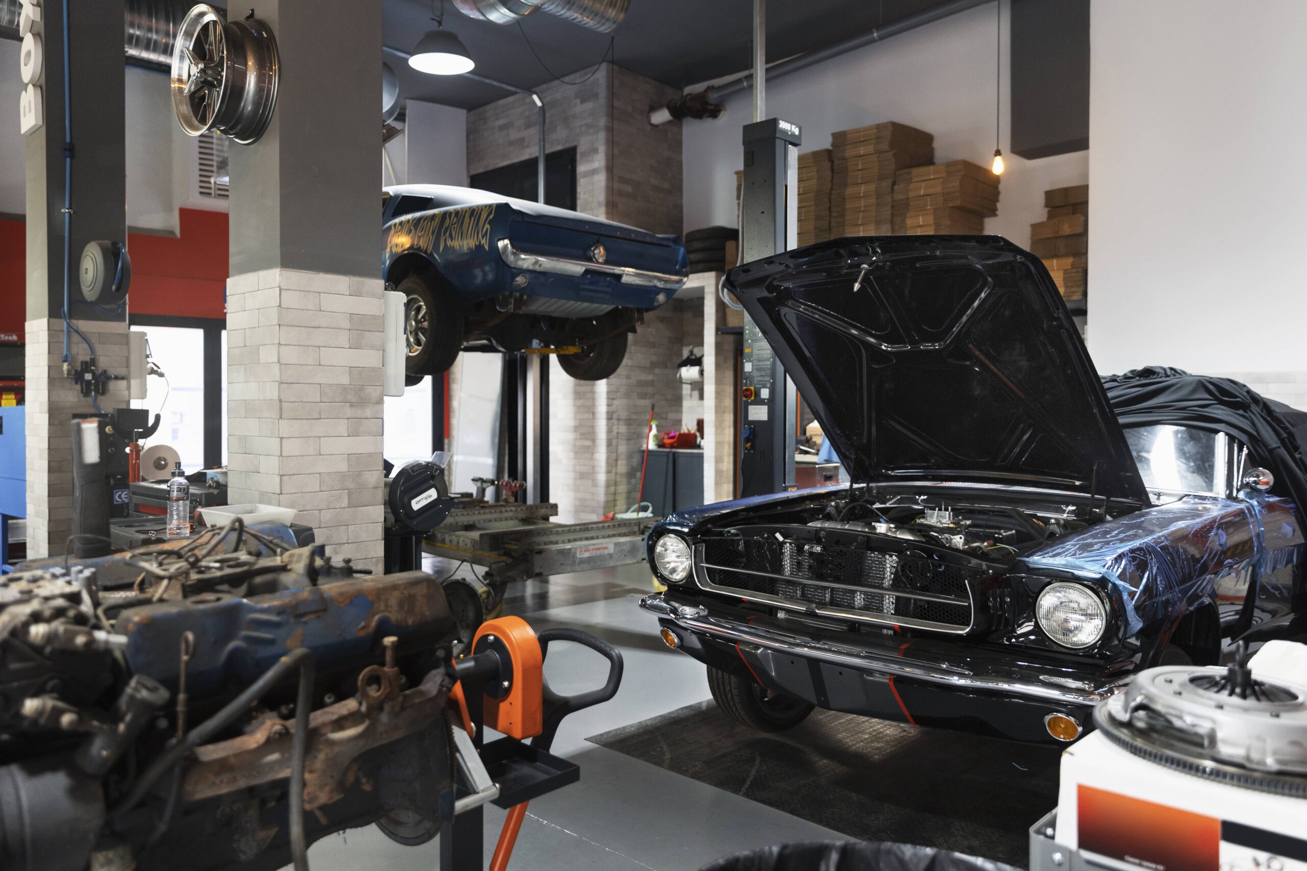 auto-wird-in-der-werkstatt-gepflegt-min-1-scaled.jpg